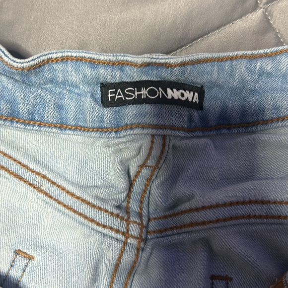 FASHION NOVA RIPPED JEANS - Picture 2 of 2